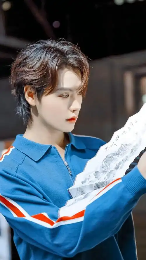 55我也挺喜欢这个的,但是发色说实话不是很合适,他还是黑色头发更惊艳