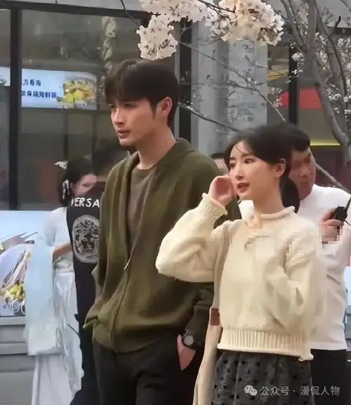 36岁毛晓彤近照曝光整容后遗症无限放大脸颊肿胀像发面馒头