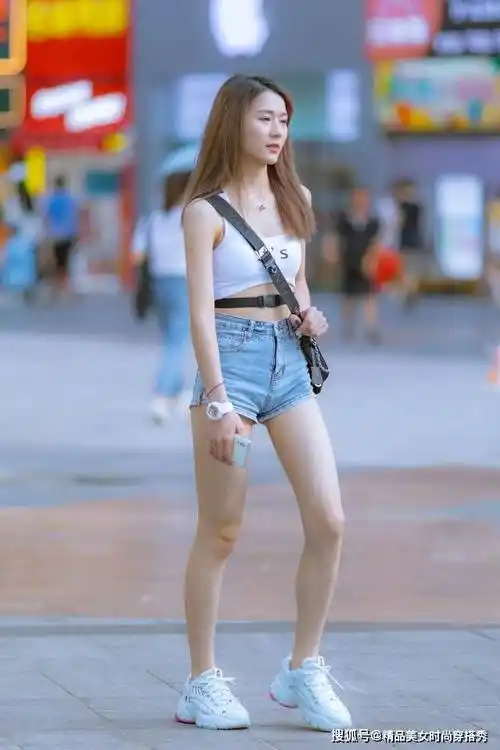 原创白色小背心搭配牛仔短裤成熟性感却又充满青春活力