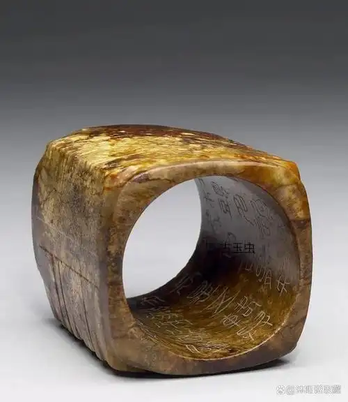 2cm成交价1,375,000港元新石器时代 良渚文化 神人兽面纹玉琮尺寸:宽