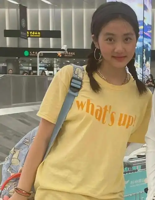 黄磊女儿现身机场并没觉得多漂亮穿t恤看似随意但时尚感强