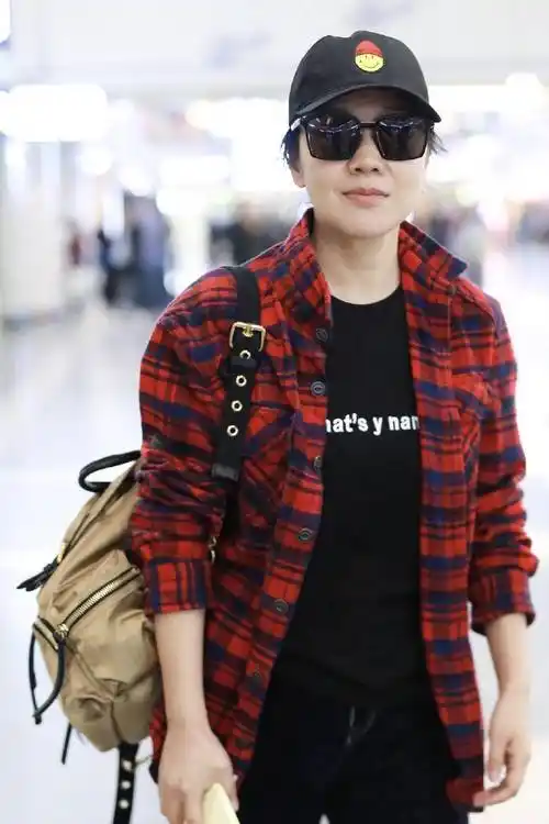 48岁闫妮素颜更显嫩,穿格纹衬衫配t恤走机场,戴棒球帽时髦洋气_女性
