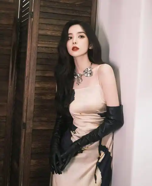 古力娜扎披肩卷发搭配黑色吊带裙亮相,时尚冷艳,惊艳众人!_身材_裙子_