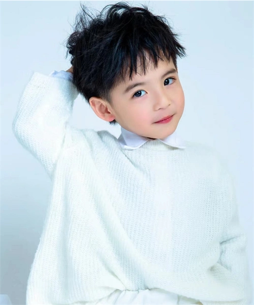小男孩夏季短发示范 烫发or铲青雕刻超帅_儿童发型 - 美发站