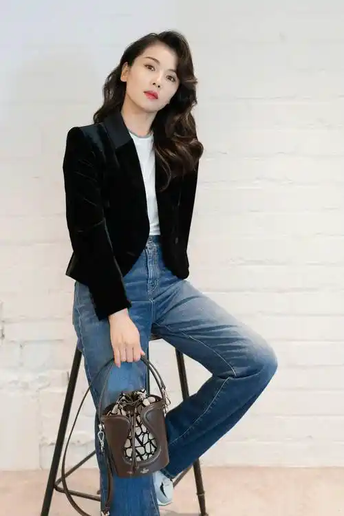 刘涛低调"炫富",背2万1水桶包穿丝绒小外套,气质优雅又高级_选择了