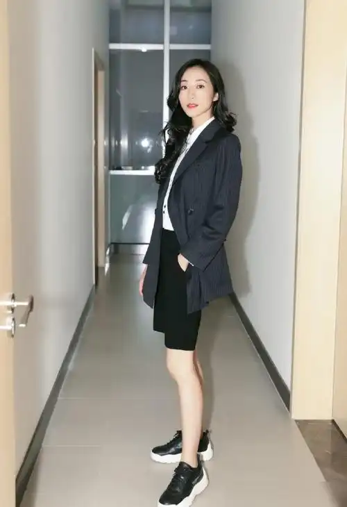 韩雪马甲外套长裤穿得利落大方配红色相机36岁更添少女感