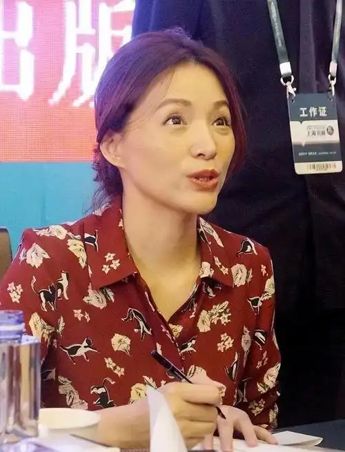 事实证明,"消失"的"央视一姐"董卿,已经走上另一条道路