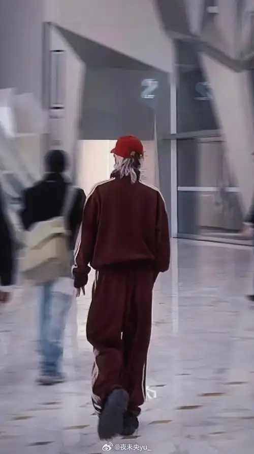 啊啊啊啊啊啊帅哥背影@华晨宇yu#华晨宇加盟季风音乐会#(cr:94  截