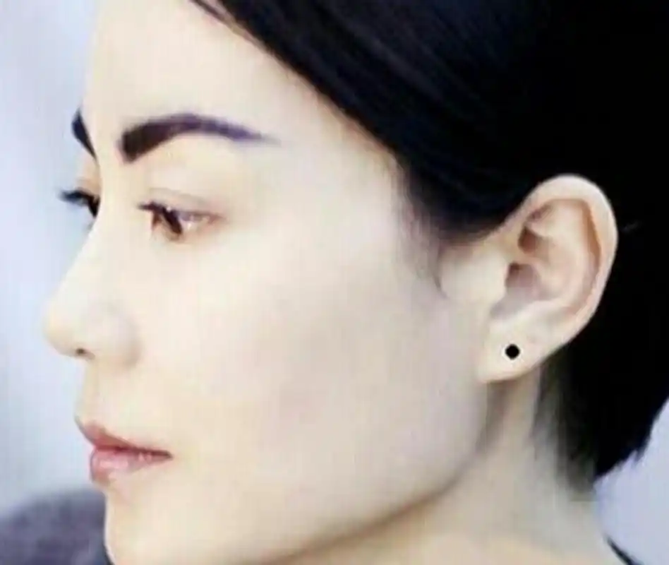 女人耳垂有痣意味着什麽 耳垂生得大而饱满,称为耳有垂珠,这是一种福