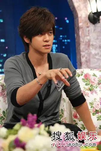 罗志祥做客《静距离》首度破戒 忆逝父哽咽落泪