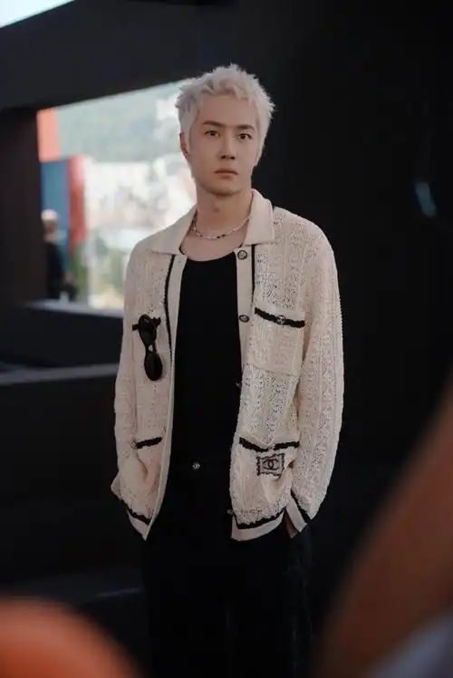 王一博 香奈儿##王一博巴黎时装周##王一博米白色针织外套