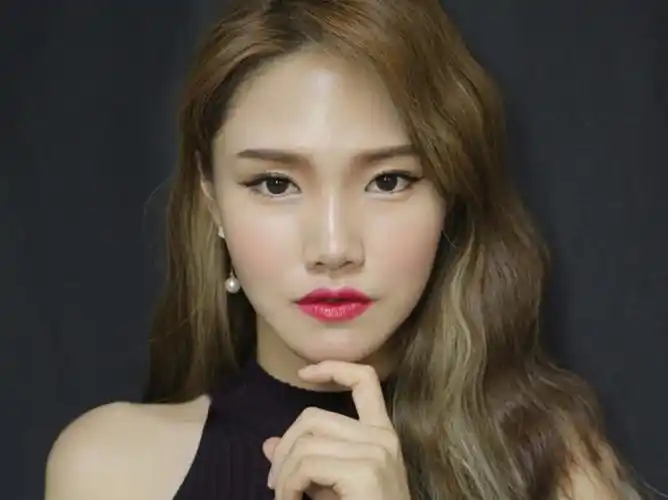 step 10:双唇涂上深玫红色口红,这样浓郁饱满的颜色最能撑起气场.