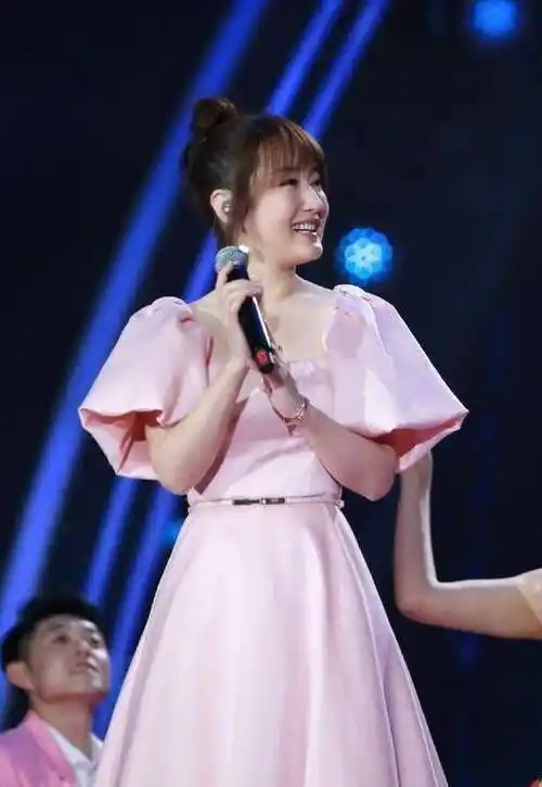 杨钰莹晒50岁生日照,脸磨皮成少女,拍到的素颜分明就是老阿姨!