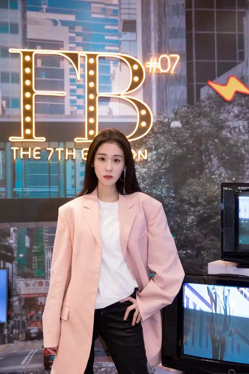 张碧晨西服总裁,看不够,没睡的才看的到呢.