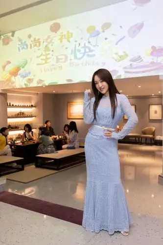 逆生长杨钰莹50岁生日收大束心形玫瑰捧脸卖萌自称只有25