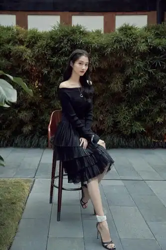 关晓彤黑色露肩长裙1280x720分辨率查看