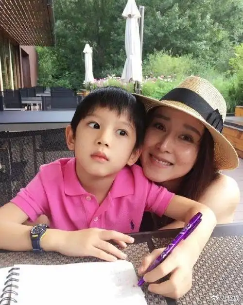 胡静与富豪老公罕同框庆水晶婚,朱兆祥暴瘦两鬓斑白,夫妻似隔辈|胡静