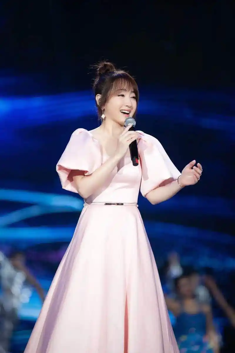 七台晚会轮番登场杨钰莹开启春节霸屏模式