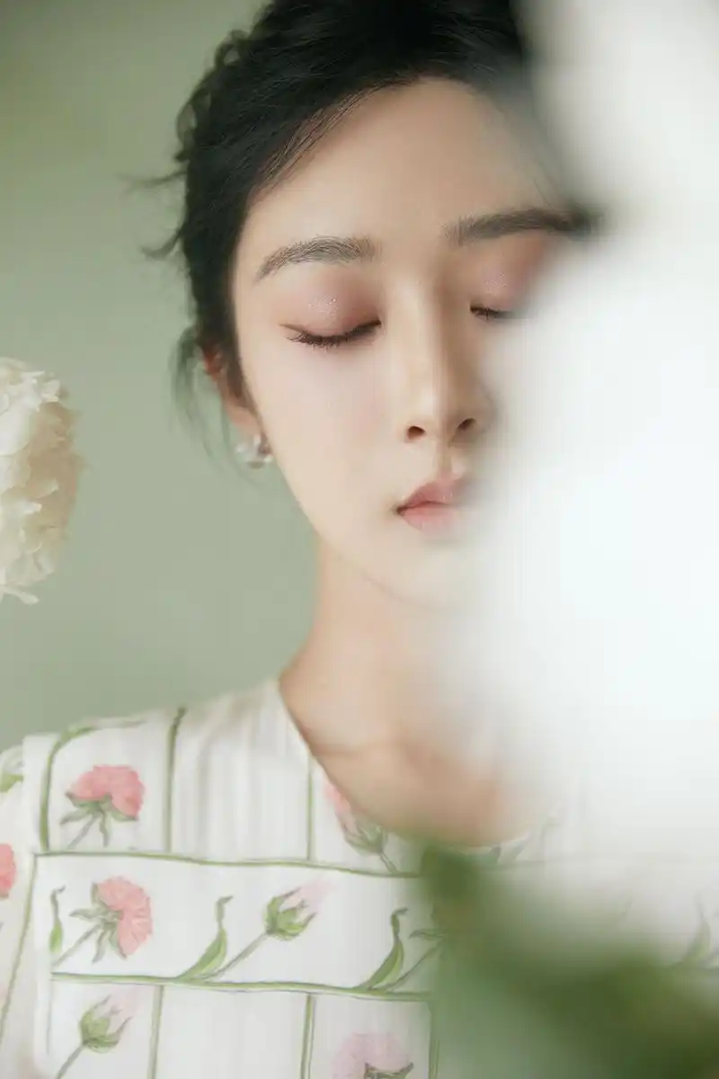 杨紫花朵连衣裙优雅时尚写真