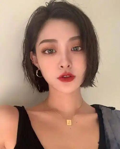 自然随性又百搭.发量巨多的妹子一定要尝试的时尚感短发.