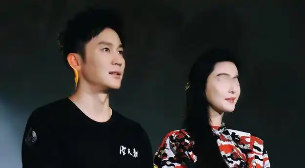 娱记辟谣杨颖李晨恋情瓜,范九亿新动态中出现心形石头