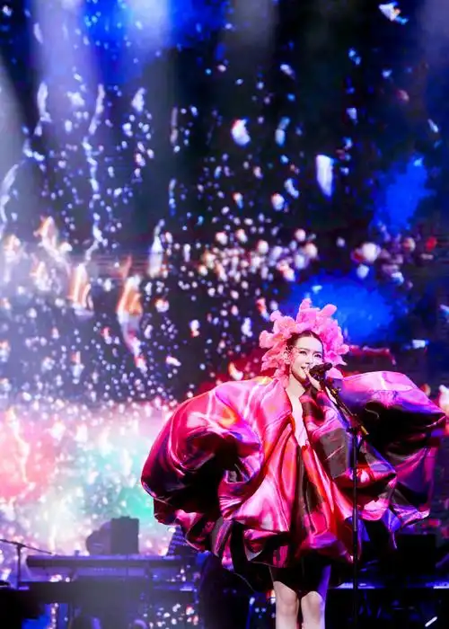 戚薇回到家乡开演唱会,回归歌手身份,精心准备了7套舞台造型,曼妙