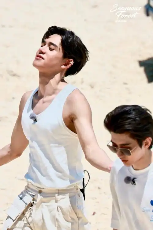 黄旭熙身材线条太好看