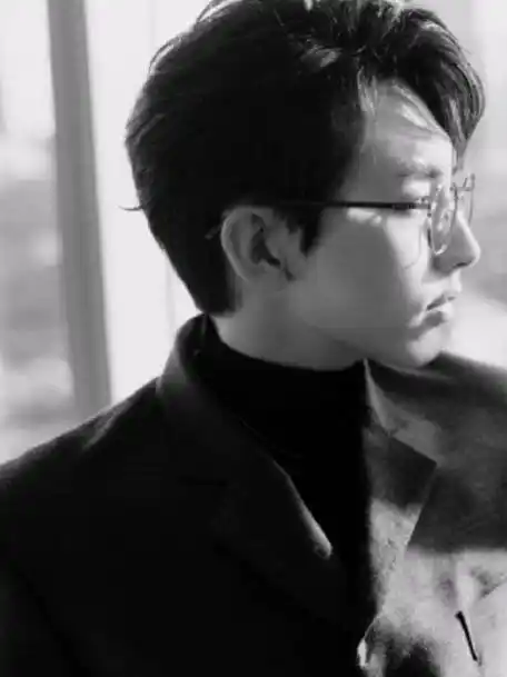 郭俊辰金丝眼镜侧脸太绝了帅气满分这样的造型以后要多来点