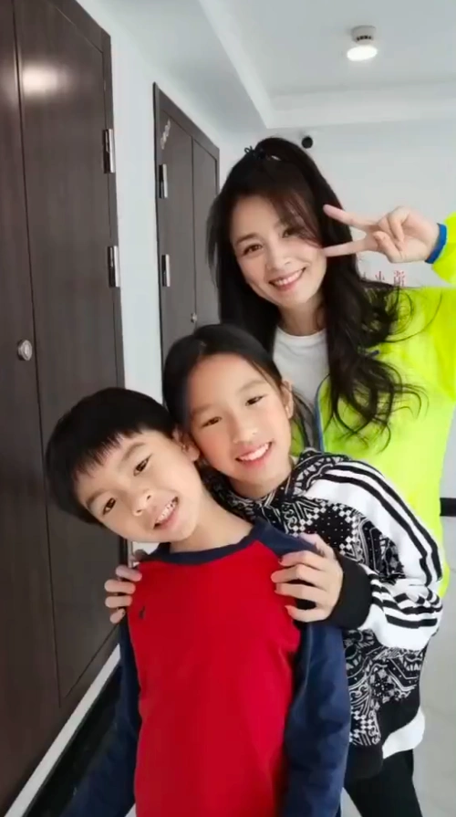 张庭带儿女跳舞少女感满满 母子三人同框似姐弟