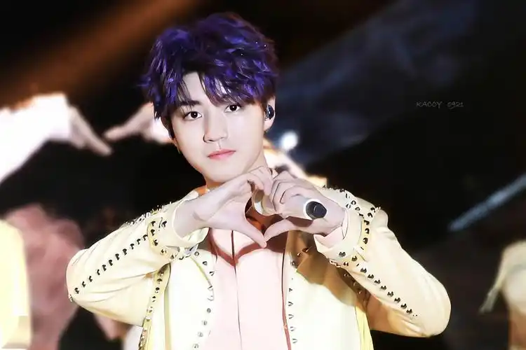 王俊凯花式比心合集 快来接收少年的心动狙击