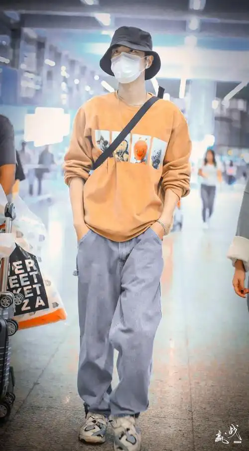 肖战今日抵达香港饭拍～ 战哥私服衣品真的绝,不愧是阔腿裤的神