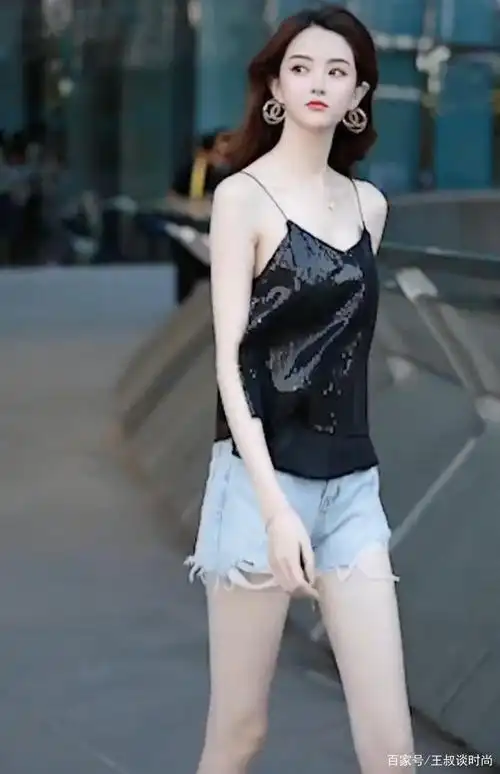 皮肤白皙的美女,就像白雪公主一样,撩发那一刻让我心动