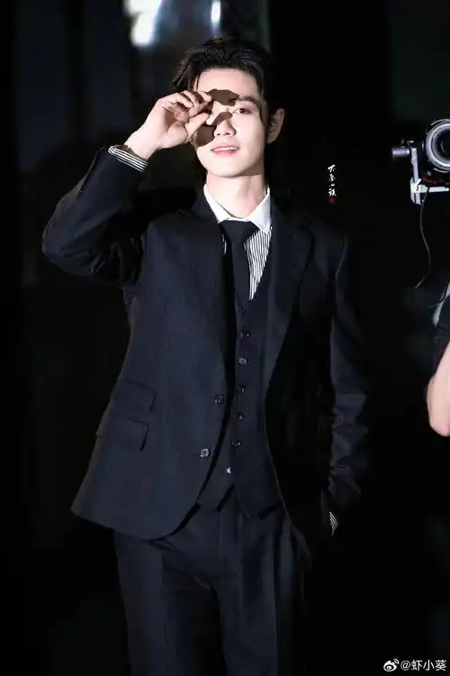 肖战拉夫劳伦香氛代言人 #肖战赴新加坡参加活动 #霸总氛围 - 兑趑