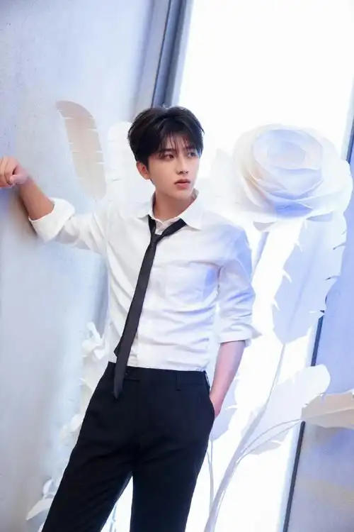 蔡徐坤白玫瑰随拍##蔡徐坤白衬衫扯领带