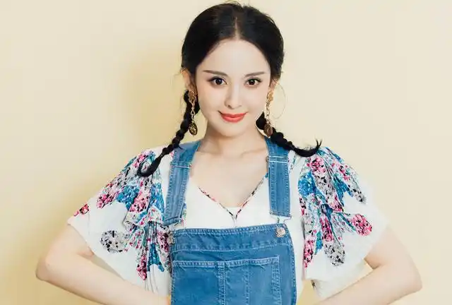 古力娜扎麻花辫造型,增添了活力个性气息