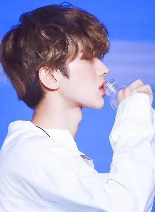 有种男人味叫蔡徐坤的喉结喝水时就能看到网友硬汉