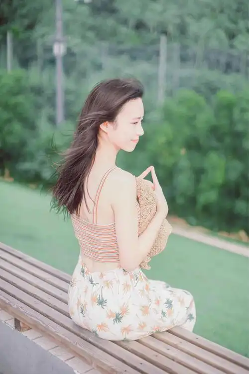 皮肤白皙清新治愈美女户外写真图片