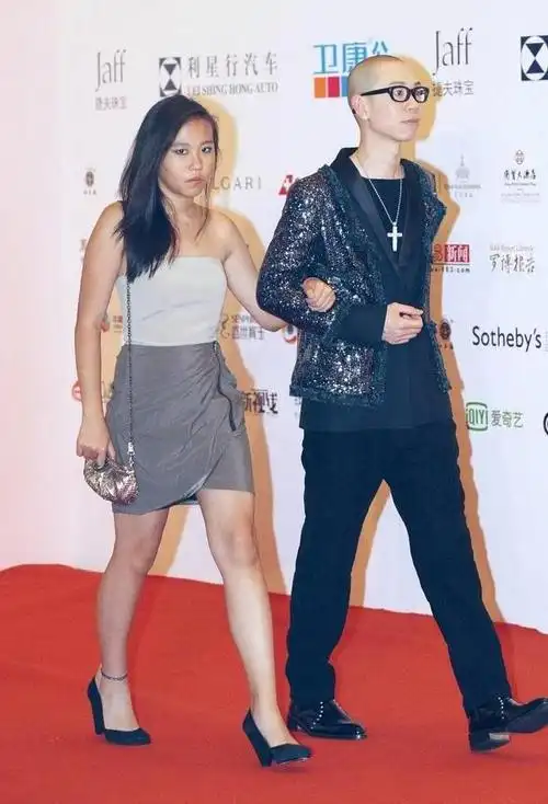 窦靖童留长发认不出来挽手男伴秒变小女人不经意的眼神太吓人