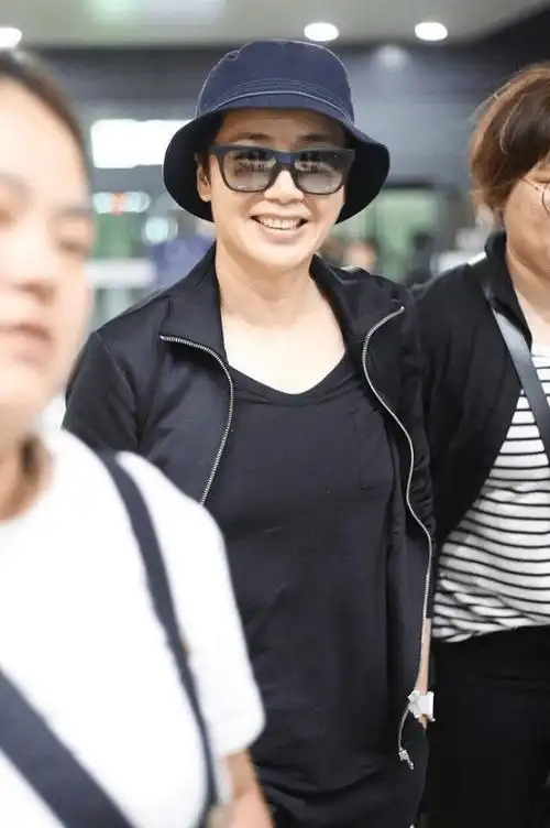 原创57岁蒋雯丽剪了超短发年轻10岁穿一身黑渔夫帽时髦得认不出