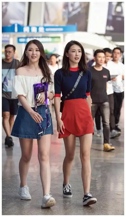 路人街拍:两位小姐姐各有一双修长玉腿,左边小姐姐的锁骨很性感|吊带|