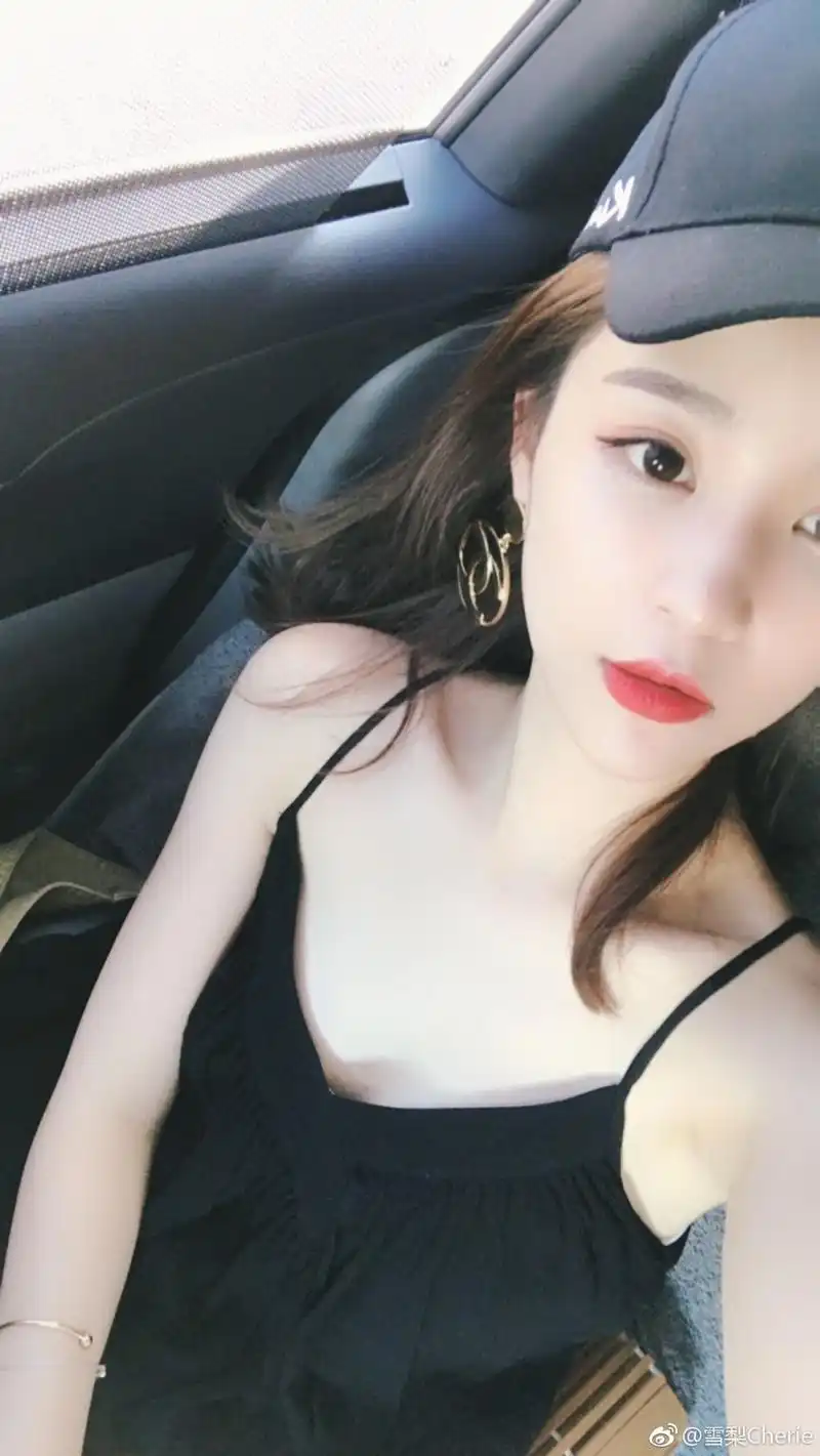 组图:思聪前女友雪梨晒自拍 清纯甜美惹人喜爱