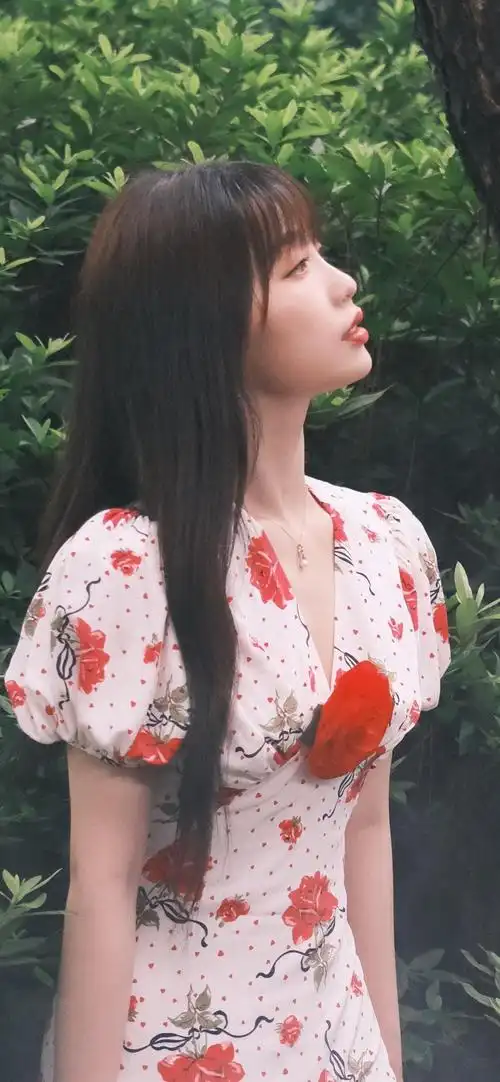 虞书欣碎花裙抖音最火苹果锁屏壁纸