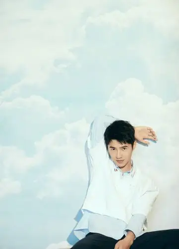 刘昊然白衬衫配polo衫演绎精致型男