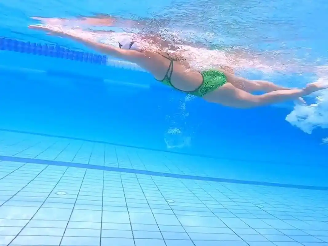 自由泳长腿女神|游泳 大长腿美女自由泳翻滚转身