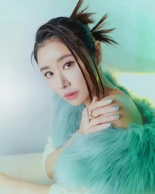 林心如羽毛上衣脏辫造型酷飒 不惧怼脸拍摄散发清冷气质