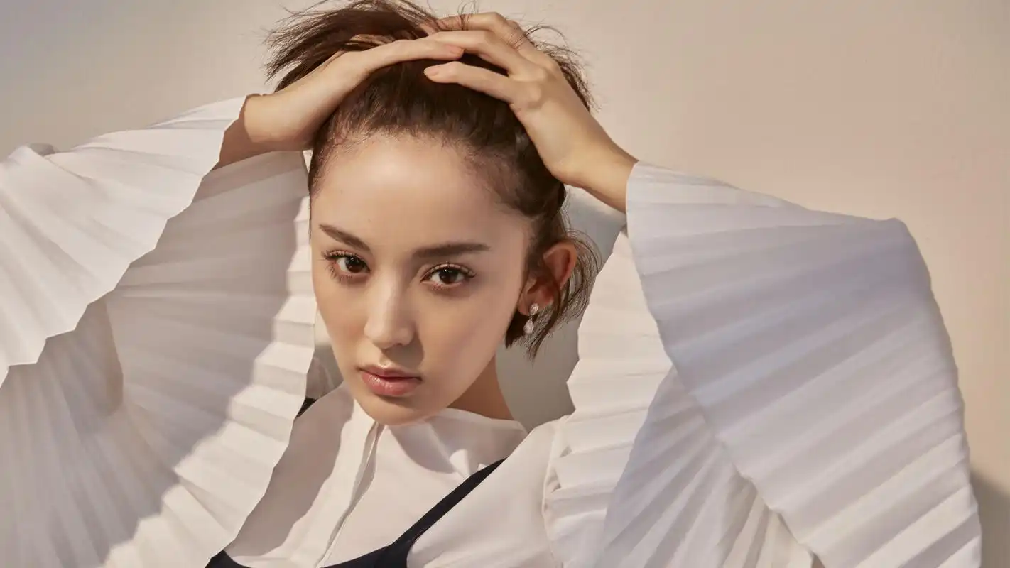 美女明星古力娜扎时尚桌面壁纸下载