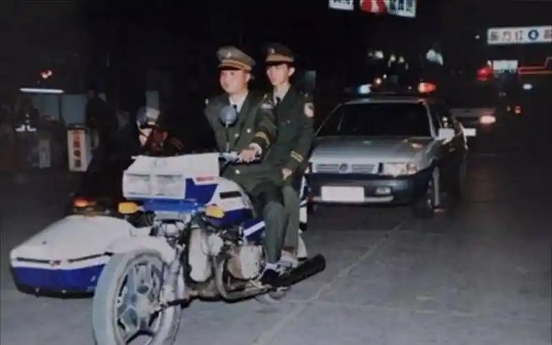 人民的安全,一方面将损失降到最低,希望以最快的速度将罪犯捉拿归案