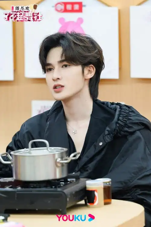 朱正廷的帅气剧照,快来一键保存吧全黑look休闲有型,难掩超a气场美味