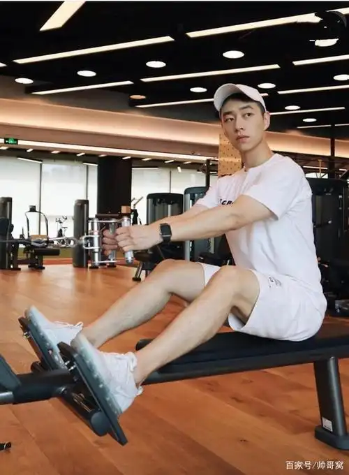 组图:气质满满的阳光男孩,拥有185身高的大长腿,型男范十足!