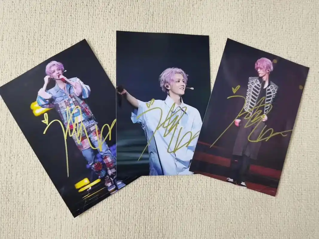 鹿晗《π-day》演唱会 签名照9070#追星日常 #追星  - 抖音